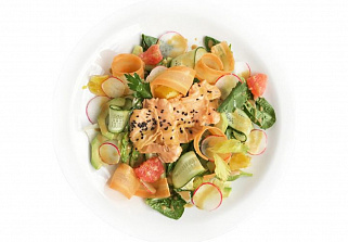 Паназиатский салат с лососем